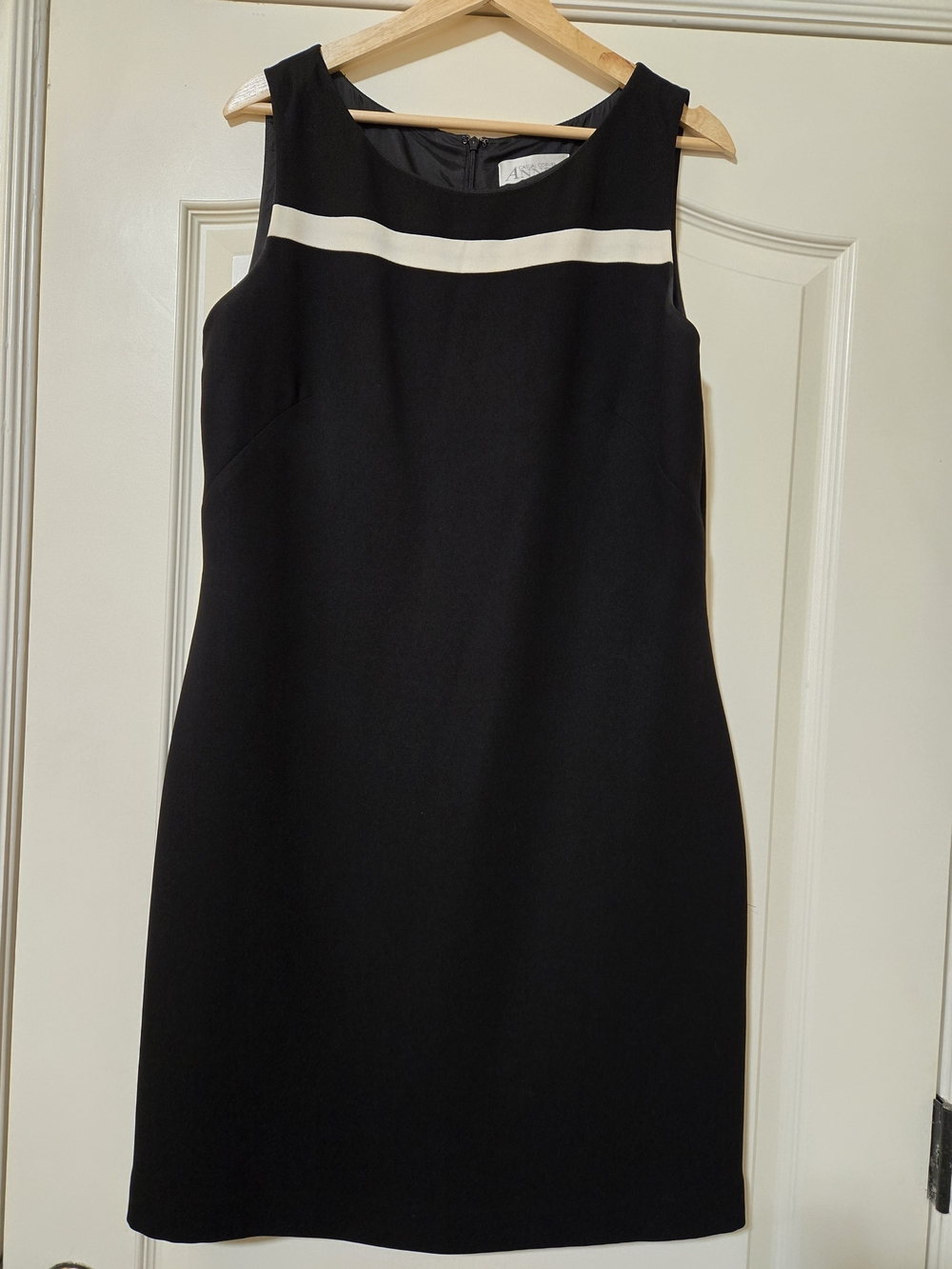 Classic Black Business Casual Midi Dress with White Accent - Sleeveless Sheath